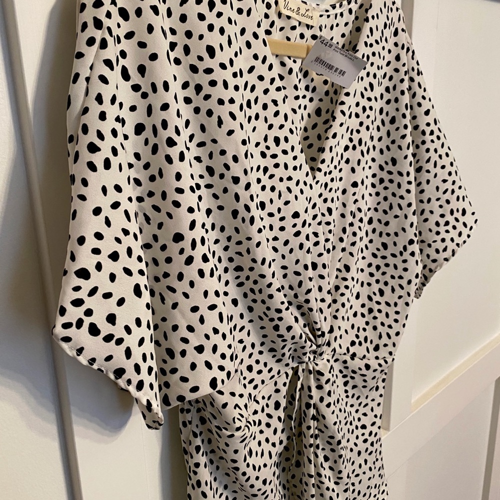 Ivory polka dot print twist front top ✨NWT✨